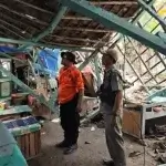 Petugas BPBD Bojonegoro bersama aparat terkait melakukan asesmen kerusakan rumah warga di Desa Kuniran, Kecamatan Purwosari