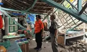 Petugas BPBD Bojonegoro bersama aparat terkait melakukan asesmen kerusakan rumah warga di Desa Kuniran, Kecamatan Purwosari