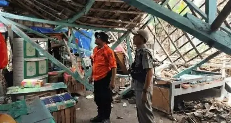 Petugas BPBD Bojonegoro bersama aparat terkait melakukan asesmen kerusakan rumah warga di Desa Kuniran, Kecamatan Purwosari