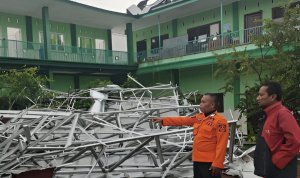 Atap Ponpes Al Mubarrok Banjarsari Trucuk Ambruk Diterpa Angin Kencang