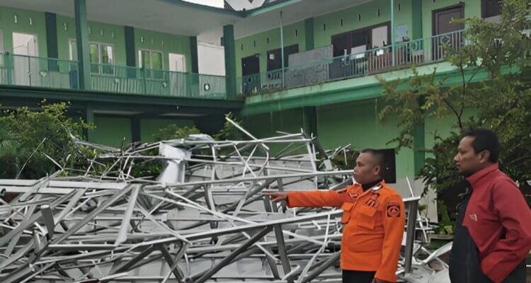 Atap Ponpes Al Mubarrok Banjarsari Trucuk Ambruk Diterpa Angin Kencang