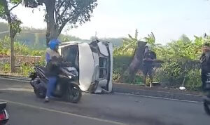 Diduga Pengemudi Mengantuk, Avanza Terguling dan Tabrak Motor di Kapas, Dua Orang Luka-luka