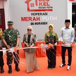 Dandim 0813 Bojonegoro Letkol Inf Dedy Dwi Wijayanto, ST., turut mendampingi Wakil Menteri Koperasi Republik Indonesia, Hj. Farida Farichah, M.Si., meresmikan gerai Koperasi Desa/Kelurahan Merah Putih (KDKMP) di Desa Ngraseh