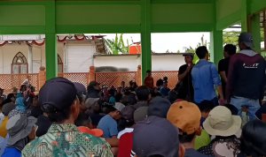 BPD Raib Menghilang, Warga Bandungrejo Datangi Balai Desa Pertanyakan Pilkades PAW.