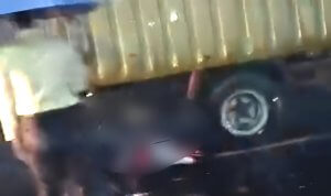 Pengendara Motor Tabrak Truk Parkir di Baureno, Satu Luka Berat