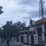 Polemik berdiri di tengah permukiman, tower disebut belum kantongi izin resmi.