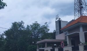 Polemik berdiri di tengah permukiman, tower disebut belum kantongi izin resmi.
