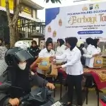Srikandi Polres Bojonegoro Bagikan Ratusan Takjil untuk Pengguna Jalan