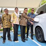 Upaya mempercepat pengembangan ekosistem kendaraan listrik di Indonesia terus diperkuat melalui kolaborasi antara pemerintah dan badan usaha milik negara. Salah satunya ditunjukkan melalui peresmian Stasiun Pengisian Kendaraan Listrik Umum (SPKLU) berteknologi ultra fast charging di lingkungan Kementerian Perdagangan Republik Indonesia yang berlokasi di Jakarta. Peresmian fasilitas tersebut dilakukan pada Kamis (5/3/2026) sebagai hasil kerja sama antara PT PLN (Persero) dengan Kementerian Perdagangan. Kehadiran SPKLU berkecepatan tinggi ini menjadi salah satu langkah strategis dalam memperluas infrastruktur pengisian daya kendaraan listrik di ruang publik, termasuk di kawasan instansi pemerintah. Menteri Perdagangan RI, Budi Santoso, menyampaikan apresiasi atas respons cepat PLN dalam menghadirkan fasilitas pengisian kendaraan listrik di lingkungan kementerian yang dipimpinnya. Menurutnya, peningkatan jumlah pengguna kendaraan listrik di Indonesia membutuhkan dukungan infrastruktur pengisian daya yang memadai agar masyarakat semakin percaya diri beralih ke kendaraan ramah lingkungan. Ia menjelaskan bahwa keberadaan SPKLU di area kantor kementerian tidak hanya diperuntukkan bagi pegawai, tetapi juga dapat dimanfaatkan oleh masyarakat umum maupun pengguna kendaraan listrik yang melintas di sekitar lokasi tersebut. Menurut Budi, tren penggunaan kendaraan listrik di lingkungan kementerian terus menunjukkan peningkatan. Saat ini sekitar 15 persen pegawai di lingkungan Kemendag telah beralih menggunakan kendaraan listrik sebagai moda transportasi harian. Ia menilai keberadaan SPKLU dengan teknologi pengisian cepat akan semakin memudahkan para pengguna kendaraan listrik. Dengan kapasitas pengisian yang tinggi, waktu pengisian baterai kendaraan dapat dilakukan dalam waktu relatif singkat, sehingga efisiensi mobilitas pengguna dapat tetap terjaga. Fasilitas SPKLU yang diresmikan tersebut terdiri dari tiga unit mesin pengisian dengan kapasitas masing-masing mencapai 120 kilowatt (kW). Teknologi ultra fast charging memungkinkan kendaraan listrik terisi daya dalam waktu sekitar 30 menit, tergantung kapasitas baterai kendaraan yang digunakan. Sebelum diresmikan secara resmi, fasilitas ini telah menjalani masa uji coba operasional sejak Desember 2025. Selama periode tersebut, tingkat pemanfaatan SPKLU menunjukkan tren yang terus meningkat. Hingga Februari 2026, tercatat sebanyak 2.460 transaksi pengisian kendaraan listrik telah dilakukan di lokasi tersebut dengan total energi listrik yang tersalurkan mencapai 62.598 kilowatt. Direktur Utama PLN, Darmawan Prasodjo, menyampaikan bahwa kolaborasi antara PLN dan kementerian merupakan bagian dari strategi percepatan transisi energi di Indonesia. Menurutnya, penyediaan infrastruktur pengisian kendaraan listrik menjadi elemen penting dalam membangun ekosistem kendaraan listrik yang berkelanjutan. Ia menegaskan bahwa PLN berkomitmen untuk terus memperluas jaringan SPKLU di berbagai wilayah Indonesia, baik di kawasan perkotaan, jalur transportasi utama, maupun fasilitas publik lainnya. Dengan semakin banyaknya titik pengisian daya kendaraan listrik, pemerintah berharap masyarakat semakin terdorong untuk beralih ke kendaraan listrik sebagai bagian dari upaya mengurangi emisi karbon sekaligus mendukung penggunaan energi yang lebih ramah lingkungan. Peresmian SPKLU di lingkungan Kemendag ini sekaligus menjadi simbol sinergi antara lembaga pemerintah dan BUMN dalam mendukung transformasi sektor transportasi menuju era kendaraan listrik di Indonesia.