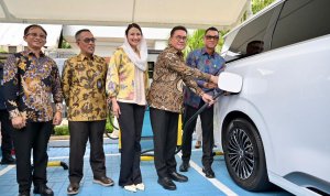 Upaya mempercepat pengembangan ekosistem kendaraan listrik di Indonesia terus diperkuat melalui kolaborasi antara pemerintah dan badan usaha milik negara. Salah satunya ditunjukkan melalui peresmian Stasiun Pengisian Kendaraan Listrik Umum (SPKLU) berteknologi ultra fast charging di lingkungan Kementerian Perdagangan Republik Indonesia yang berlokasi di Jakarta. Peresmian fasilitas tersebut dilakukan pada Kamis (5/3/2026) sebagai hasil kerja sama antara PT PLN (Persero) dengan Kementerian Perdagangan. Kehadiran SPKLU berkecepatan tinggi ini menjadi salah satu langkah strategis dalam memperluas infrastruktur pengisian daya kendaraan listrik di ruang publik, termasuk di kawasan instansi pemerintah. Menteri Perdagangan RI, Budi Santoso, menyampaikan apresiasi atas respons cepat PLN dalam menghadirkan fasilitas pengisian kendaraan listrik di lingkungan kementerian yang dipimpinnya. Menurutnya, peningkatan jumlah pengguna kendaraan listrik di Indonesia membutuhkan dukungan infrastruktur pengisian daya yang memadai agar masyarakat semakin percaya diri beralih ke kendaraan ramah lingkungan. Ia menjelaskan bahwa keberadaan SPKLU di area kantor kementerian tidak hanya diperuntukkan bagi pegawai, tetapi juga dapat dimanfaatkan oleh masyarakat umum maupun pengguna kendaraan listrik yang melintas di sekitar lokasi tersebut. Menurut Budi, tren penggunaan kendaraan listrik di lingkungan kementerian terus menunjukkan peningkatan. Saat ini sekitar 15 persen pegawai di lingkungan Kemendag telah beralih menggunakan kendaraan listrik sebagai moda transportasi harian. Ia menilai keberadaan SPKLU dengan teknologi pengisian cepat akan semakin memudahkan para pengguna kendaraan listrik. Dengan kapasitas pengisian yang tinggi, waktu pengisian baterai kendaraan dapat dilakukan dalam waktu relatif singkat, sehingga efisiensi mobilitas pengguna dapat tetap terjaga. Fasilitas SPKLU yang diresmikan tersebut terdiri dari tiga unit mesin pengisian dengan kapasitas masing-masing mencapai 120 kilowatt (kW). Teknologi ultra fast charging memungkinkan kendaraan listrik terisi daya dalam waktu sekitar 30 menit, tergantung kapasitas baterai kendaraan yang digunakan. Sebelum diresmikan secara resmi, fasilitas ini telah menjalani masa uji coba operasional sejak Desember 2025. Selama periode tersebut, tingkat pemanfaatan SPKLU menunjukkan tren yang terus meningkat. Hingga Februari 2026, tercatat sebanyak 2.460 transaksi pengisian kendaraan listrik telah dilakukan di lokasi tersebut dengan total energi listrik yang tersalurkan mencapai 62.598 kilowatt. Direktur Utama PLN, Darmawan Prasodjo, menyampaikan bahwa kolaborasi antara PLN dan kementerian merupakan bagian dari strategi percepatan transisi energi di Indonesia. Menurutnya, penyediaan infrastruktur pengisian kendaraan listrik menjadi elemen penting dalam membangun ekosistem kendaraan listrik yang berkelanjutan. Ia menegaskan bahwa PLN berkomitmen untuk terus memperluas jaringan SPKLU di berbagai wilayah Indonesia, baik di kawasan perkotaan, jalur transportasi utama, maupun fasilitas publik lainnya. Dengan semakin banyaknya titik pengisian daya kendaraan listrik, pemerintah berharap masyarakat semakin terdorong untuk beralih ke kendaraan listrik sebagai bagian dari upaya mengurangi emisi karbon sekaligus mendukung penggunaan energi yang lebih ramah lingkungan. Peresmian SPKLU di lingkungan Kemendag ini sekaligus menjadi simbol sinergi antara lembaga pemerintah dan BUMN dalam mendukung transformasi sektor transportasi menuju era kendaraan listrik di Indonesia.
