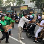 Ratusan Paket Takjil di Bagikan Komunitas Ojol Bojonegoro