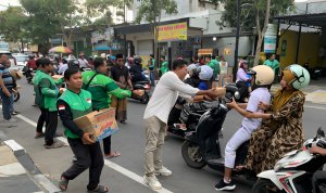 Ratusan Paket Takjil di Bagikan Komunitas Ojol Bojonegoro