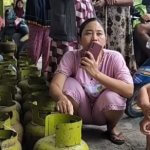 Warga Bojonegoro Sedang Mengantri Gas LPG