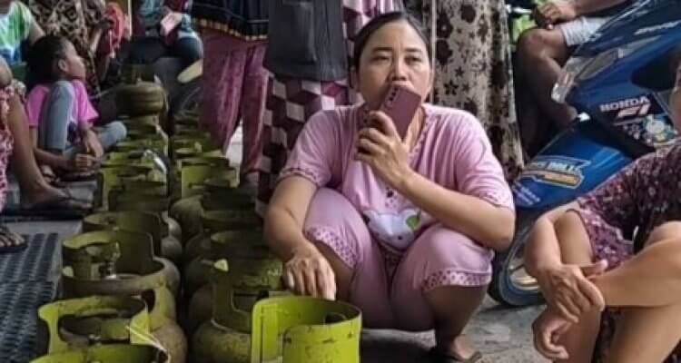 Warga Bojonegoro Sedang Mengantri Gas LPG