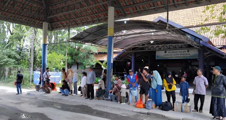 Penumpang Terminal Rajekwesi Bojonegoro Mulai Meningkat di Hari Kedua Lebaran