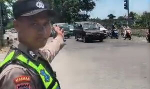 Polsek Balen Terjunkan Anggotanya Dititik Rawan Kepadatan Kendaraan