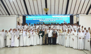 IMG_1033 Bupati Bojonegoro, Setyo Wahono bersama ASN yang siap berangkat Haji