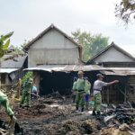 Warga dan Linmas Gotong Royong Bersihkan Puing