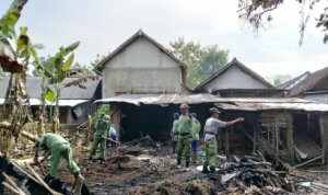 IMG_20260408_141940 Warga dan Linmas Gotong Royong Bersihkan Puing