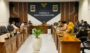 Rapat Dengar Pendapat (RDP) Komisi B DPRD Bojonegoro bersama OPD terkait saat membahas evaluasi Program Gayatri di ruang Komisi B