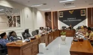 Daftar hadir rapat Komisi C DPRD Kabupaten Bojonegoro terkait pembahasan pelaksanaan program dan kegiatan tahun 2026 bersama Dinas Pendidikan Kabupaten Bojonegoro