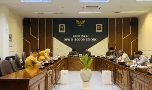 Ketua Komisi D DPRD Bojonegoro Imam Sholikin bersama Wakil Ketua Komisi D Sukur Priyanto memimpin hearing bersama