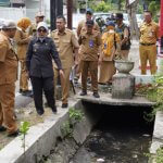 Wabup Bojonegoro Nurul Azizah lakukan sidak gorong - gorong untuk atasi banjir