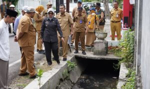 Wabup Bojonegoro Nurul Azizah lakukan sidak gorong - gorong untuk atasi banjir
