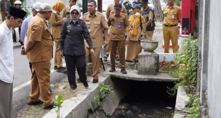 Wabup Bojonegoro Nurul Azizah lakukan sidak gorong - gorong untuk atasi banjir