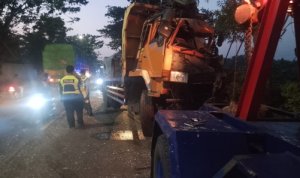 Diduga Sopir Mengantuk, Dua Truk Tronton Terlibat Kecelakaan di Jalan Bojonegoro–Babat