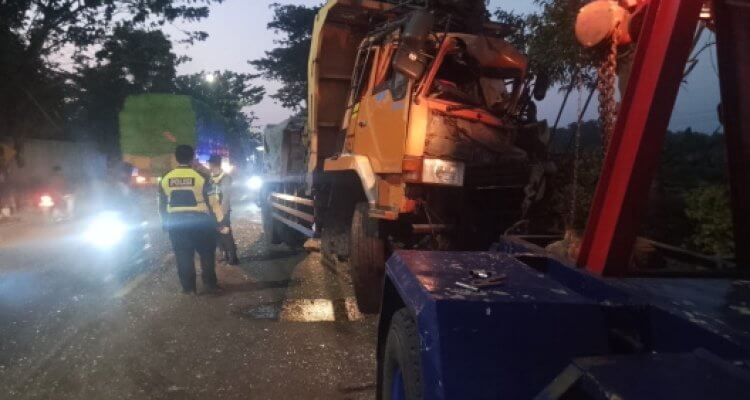 Diduga Sopir Mengantuk, Dua Truk Tronton Terlibat Kecelakaan di Jalan Bojonegoro–Babat