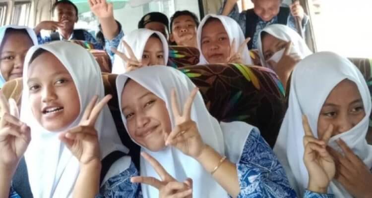 Potret Siswa Lebih Mandiri dan Aman ke Sekolah Dengan Angkutan Pelajar Gratis
