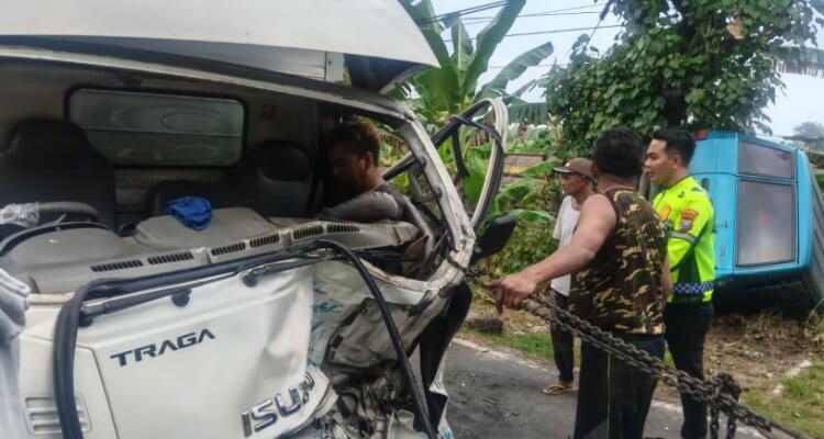 Panther Oleng Tabrak Traga di Dander Bojonegoro, Empat Orang Luka-Luka