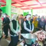 Gubernur Khofifah Tinjau Pasar hingga Sentra Peternakan di Bojonegoro