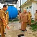 Wakil Bupati Bojonegoro Nurul Azizah meninjau fasilitas pengolahan limbah di Rumah Potong Hewan (RPH) Desa Banjarsari