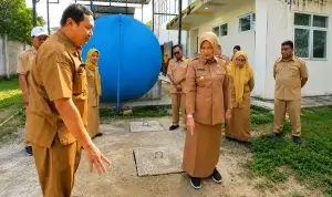 Wakil Bupati Bojonegoro Nurul Azizah meninjau fasilitas pengolahan limbah di Rumah Potong Hewan (RPH) Desa Banjarsari