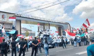 Aksi damai para pendemo relawan SPPG se Bojonegoro di depan kantor DPRD Kab. Bojonegoro