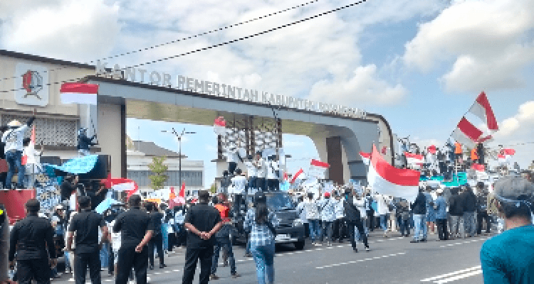 Aksi damai para pendemo relawan SPPG se Bojonegoro di depan kantor DPRD Kab. Bojonegoro