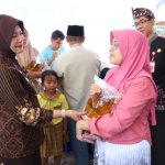 Wakil Bupati Bojonegoro Nurul Azizah, berbincang dengan warga