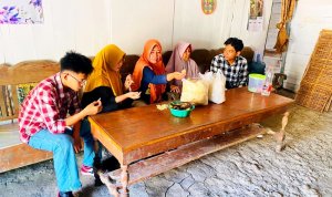 Para peserta magang belajar kangsung ke pelaku usaha