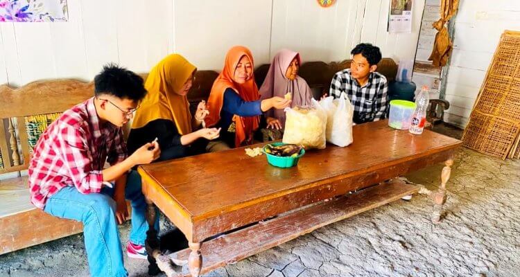 Para peserta magang belajar kangsung ke pelaku usaha