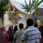 Alat berat excavator robohkan rumah TKW di Desa Tlogoagung, Kedungadem, Bojonegoro