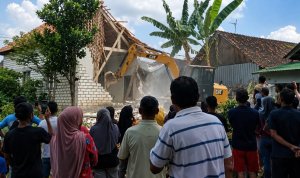 IMG_1958 Alat berat excavator robohkan rumah TKW di Desa Tlogoagung, Kedungadem, Bojonegoro
