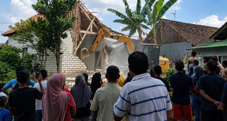 Alat berat excavator robohkan rumah TKW di Desa Tlogoagung, Kedungadem, Bojonegoro