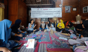 Perempuan Bojonegoro Ubah Sampah Plastik Jadi Produk Rajut Bernilai