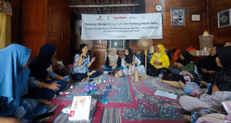 Perempuan Bojonegoro Ubah Sampah Plastik Jadi Produk Rajut Bernilai