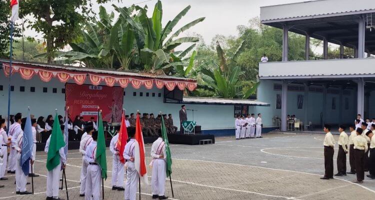 Para santri PP MBS Al Amin Bojonegoro Gelar Upacara Peringatan HUT RI Ke 81