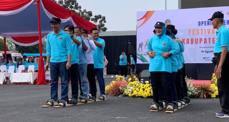Bupati dan Wabup Bojonegoro Adu Kekompakan di Lomba Bakiak, Tandai Pembukaan Forkab 2026