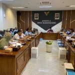 Rapat kerja Komisi A DPRD Bojonegoro bersama Pemdes Kalirejo, Camat Kota Bojonegoro, DPMPD dan Bagian Hukum membahas kepastian status tanah 27 warga terdampak pembangunan Jembatan Glendeng.