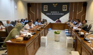 Rapat kerja Komisi A DPRD Bojonegoro bersama Pemdes Kalirejo, Camat Kota Bojonegoro, DPMPD dan Bagian Hukum membahas kepastian status tanah 27 warga terdampak pembangunan Jembatan Glendeng.